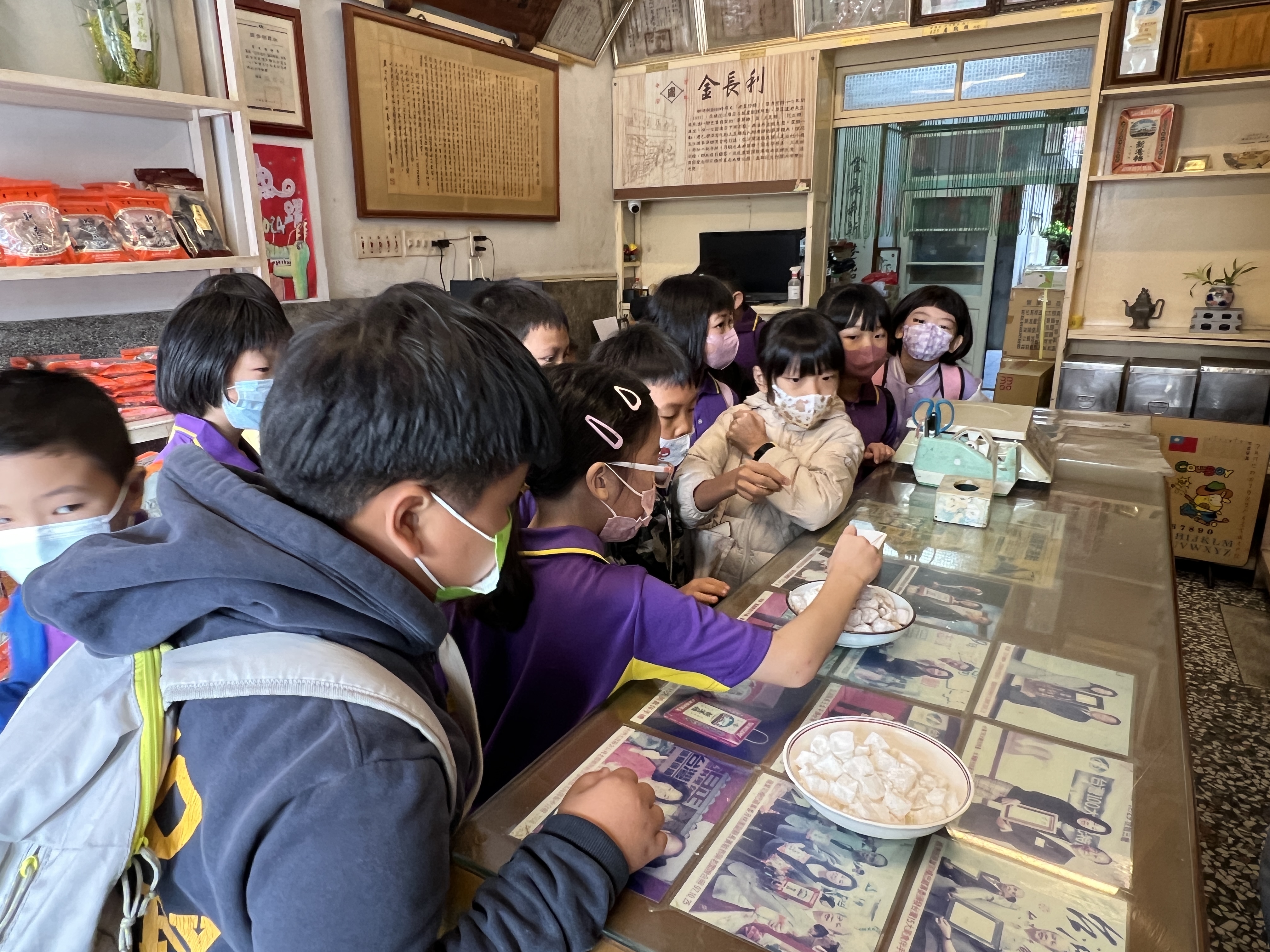 08_參觀新竹241藝術空間，脫下鞋子入展間與作品互動
